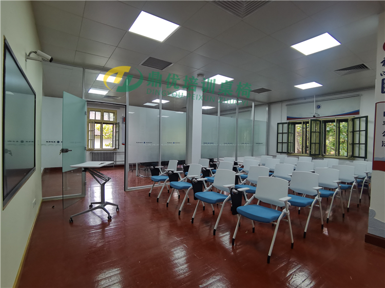 學(xué)生培訓教室桌椅