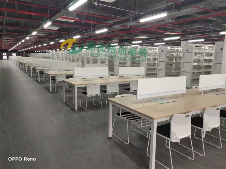 學(xué)校工業(yè)風(fēng)圖書(shū)館桌椅